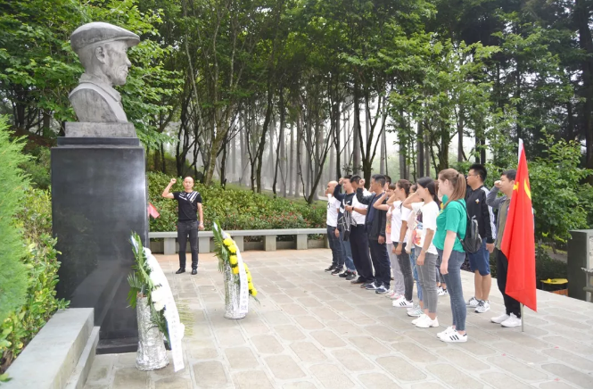 中共保山安利醫(yī)院有限責任公司支部委員會開展“不忘初心，牢記使命”愛國主義專題教育活動