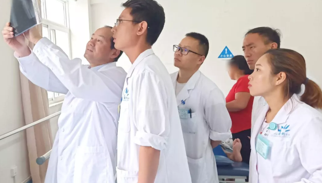 云南省康復三級體系項目中心葉斌團隊到保山安利醫(yī)院進行學科建設、業(yè)務指導及板橋中心衛(wèi)生院示范單位評審驗收并授牌