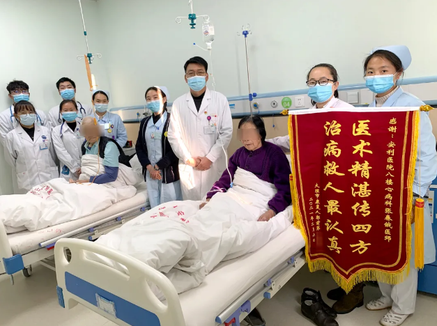 溫暖的陪伴、細心的照顧，兩位老人感恩贈錦旗！