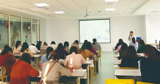 2020年度云南省職業(yè)院校素質(zhì)提高計(jì)劃項(xiàng)目“1+×證書制度試點(diǎn)院校教師培訓(xùn)幼兒照護(hù)培訓(xùn)班”分會場在我院順利舉辦