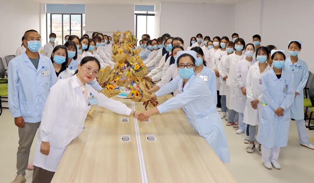 【保山安利醫(yī)院】雙節(jié)同慶，用祝福和鮮花感謝默默付出的治療師和教師們