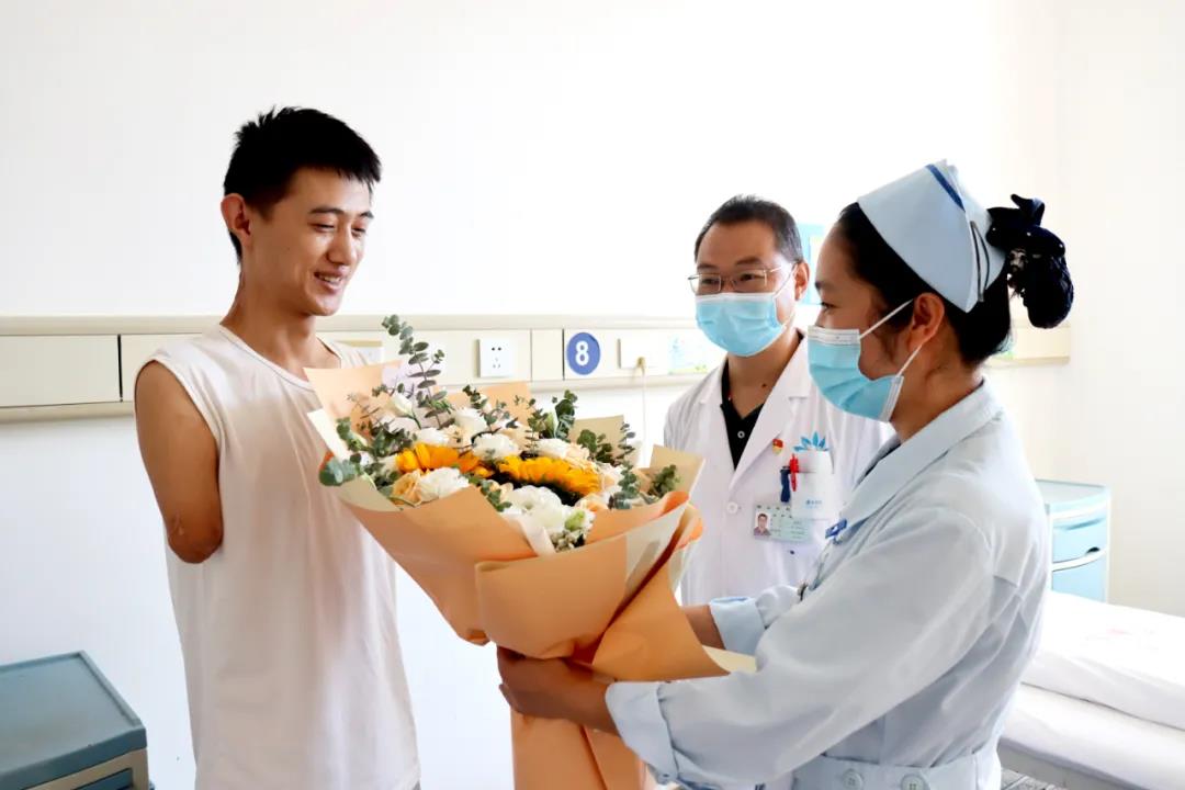 【保山安利醫(yī)院】雖然失去了雙臂，但他用堅強(qiáng)、樂觀的態(tài)度讓生活充滿陽光！