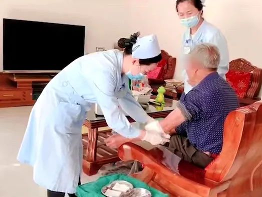 【保山安利醫(yī)院】82歲爺爺與老伴居家，在院手術(shù)后換藥不便，居家護理上門服務(wù)解難題