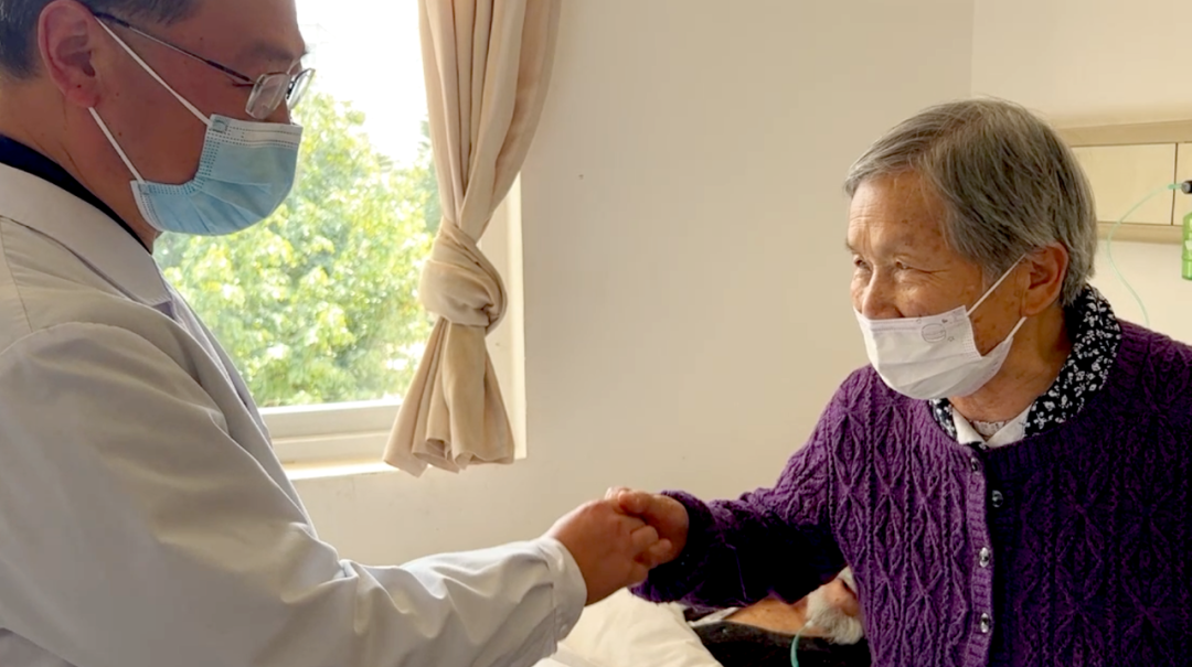 【保山安利醫(yī)院】百歲老人15年后再次到院做手術，老伴深表謝意“感謝你們給了他第二次生命”！